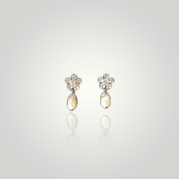 3 for $15 - Vintage Avon- Silvertone Faux Pearl Drop Clip Earrings - Picture 1 of 6